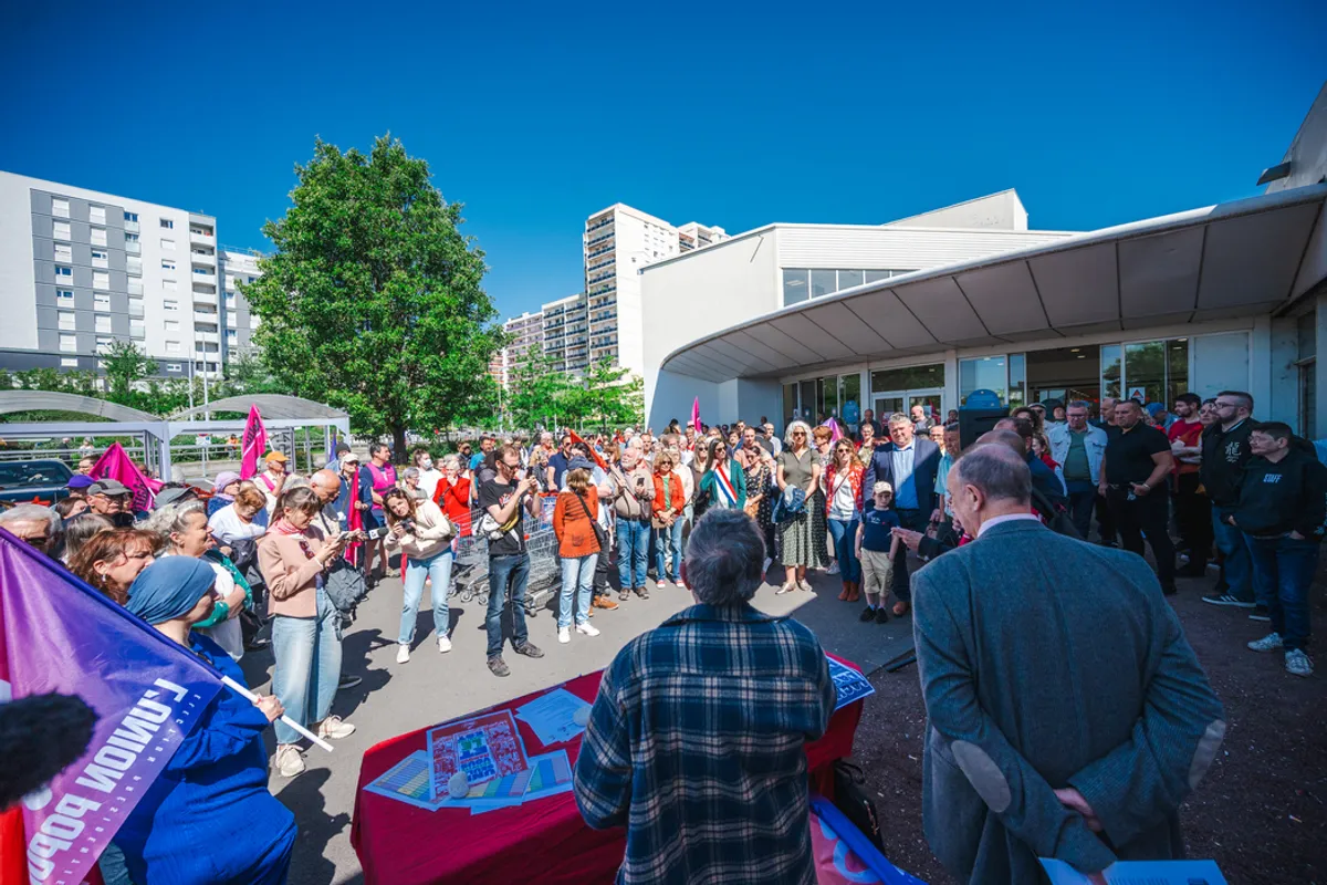 « Ça me déchire le cœur » : entre 150 et 200 personnes rassemblées pour l’adieu à Auchan nord, à Clermont-Ferrand « Ça me déchire le cœur » : entre 150 et 200 personnes rassemblées pour l’adieu à Auchan nord, à Clermont-Ferrand