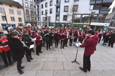 Les musiciens cantaliens animent le marché de Noël