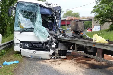 Trente-six blessés dont un grave dans une violente collision entre un bus et un camion ce mardi à Gilly-sur-Loire (Saône-et-Loire)