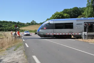 Un automobiliste heurte un passage à niveau à Sarrazac (Lot) : la circulation des trains entre Brive et Aurillac perturbée