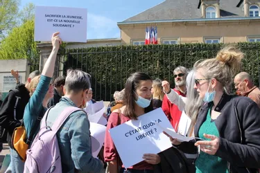 Près d'une centaine de personnes a manifesté contre l'état d'urgence sanitaire, ce samedi, à Issoire (Puy-de-Dôme)