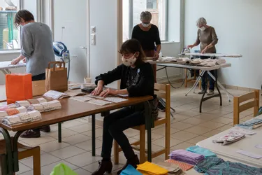 Une chaîne de solidarité se crée pour confectionner des masques en tissu à Augerolles (Puy-de-Dôme)