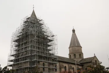De nouveaux bardeaux locaux pour le clocher de l'abbatiale de Bénévent-l’Abbaye (Creuse)