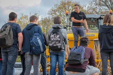 Gilets jaunes : des lycéens d'Ahun (Creuse) bloquent leur établissement ce mardi