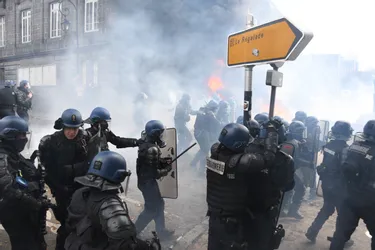 La démonstration de force des agriculteurs à Clermont-Ferrand se termine en affrontements avec les gendarmes mobiles