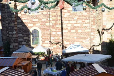 Le traditionnel marché de Noël a débuté hier, place aux Herbes et se poursuit aujourd’hui
