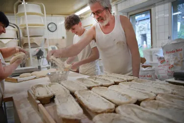 Du pain artisanal bio fabriqué à Châtillon (Allier) et vendu au marché de Moulins