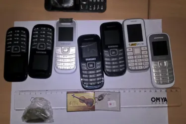 8 téléphones portables et 2 couteaux retrouvés à la prison de Riom