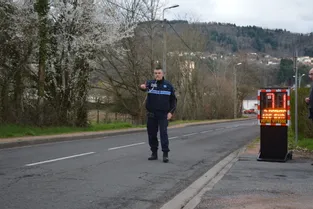 Un radar pédagogique mobile, à Thiers (Puy-de-Dôme), pour sensibiliser les conducteurs à réduire leur vitesse en centre-ville