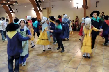 Des écoliers dans la danse folklorique