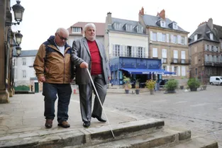 Comment les aveugles et les malvoyants se déplacent-ils dans les rues de Moulins ?