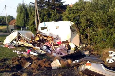 La caravane détruite dans un accident : trois blessés