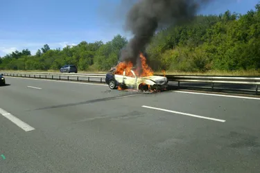 La circulation interrompue par un véhicule en feu sur l'autoroute A71 au niveau de Saint-Bonnet-de-Four (Allier)