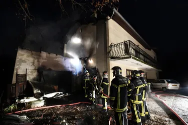 Un incendie ravage le garage d'une maison à Veyre-Monton, l'occupant secouru par un voisin