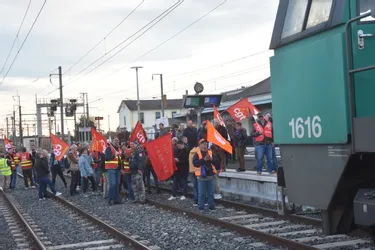 La gare de Moulins bloquée par des manifestants : "le 49.3, c’est honteux"