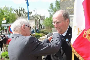 Au Mayet : l’insigne de porte-drapeau à François Therriaud