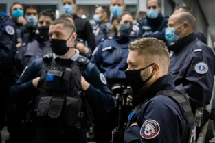 Une cinquantaine de policiers se rassemblent devant le commissariat central de Clermont-Ferrand