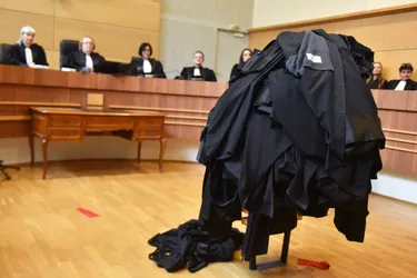 Les avocats du barreau de Tulle quittent leur robe en silence avant de boycotter l'audience solennelle de rentrée