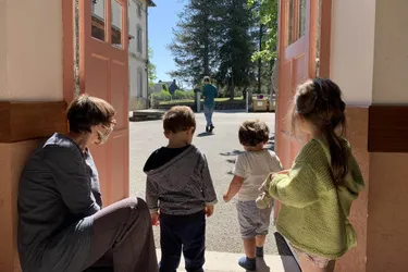 Les bambins rencontrent un artiste
