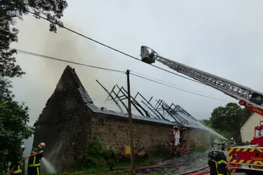 Un bâtiment agricole détruit par le feu à Gelles (Puy-de-Dôme)