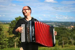 En Corrèze, l'accordéoniste Sébastien Farge : "Je profite du confinement pour peaufiner mon album"