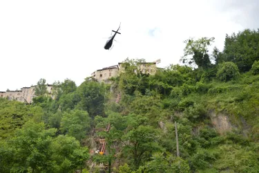 Un hélicoptère à l'oeuvre dans la Vallée des usines (photos)