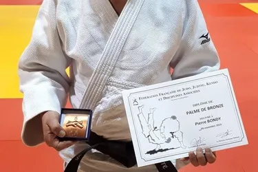 Pierre Bondy reçoit la palme de bronze des mains du président du comité de judo