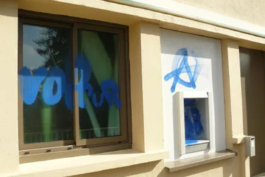 Une agence bancaire taguée avec des messages revendicatifs à Peyrelevade (Corrèze)
