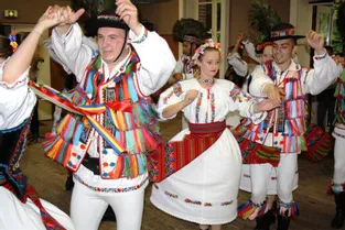 Les danseurs roumains très applaudis