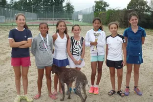 Les filles de 11 et 12 ans sur les courts de tennis