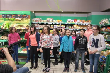 Flashmob des collégiens au supermarché