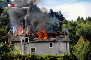 Une maison entièrement détruite par les flammes à Villac (Dordogne)