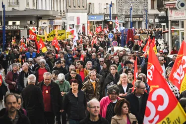 "Il a de la gueule notre cortège, camarades" : 2.000 personnes à Montluçon contre la réforme des retraites