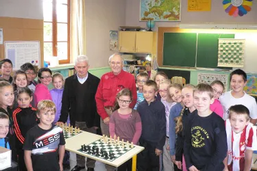 Les écoliers apprennent le jeu d’échecs