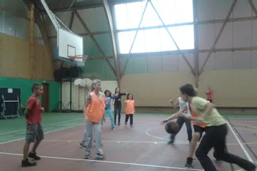 Les jeunes découvrent le basket
