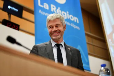 Depuis qu'il a renoncé à la présidentielle, Laurent Wauquiez joue les cartes de la discrétion et de la séduction