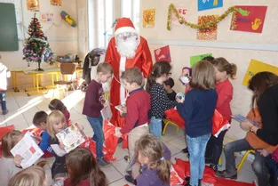 Le Père Noël rencontre les écoliers