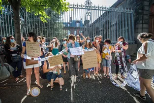 Une quarantaine de professeurs des écoles de l'Allier manifestent devant le rectorat à Clermont-Ferrand