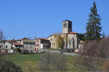 Avec 105 habitants, entre Ambert et Issoire, la commune a pour principal attrait son environnement