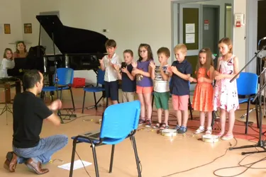 Les enfants de l'école de musique montent sur la scène
